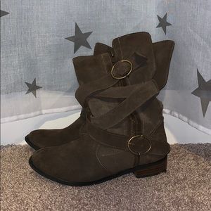 Soft leather ankle boots.